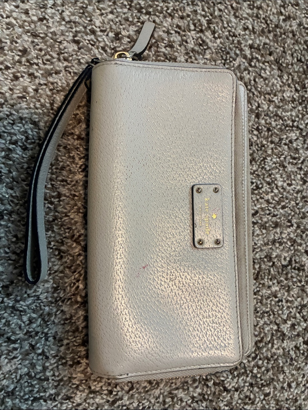 ⭐️ KATE SPADE Light Gray Pebbled Leather Wristlet Wallet with Gold Logo